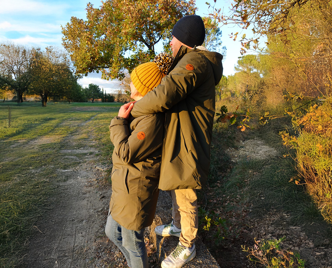 Couple en randonnée portant la parka arcturus spécialement pensé pour les amoureux de la vanlife