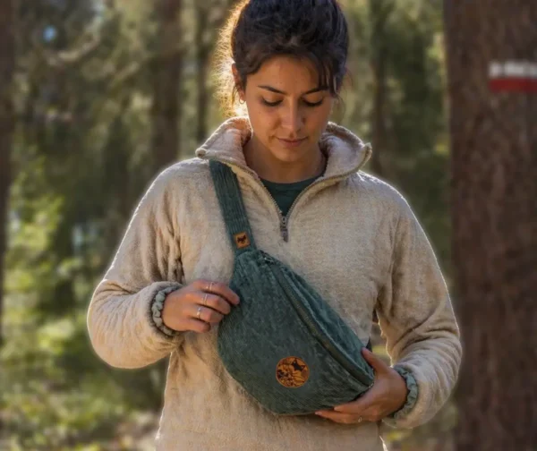 femme portant la banane en velours lors d'une rando en foret