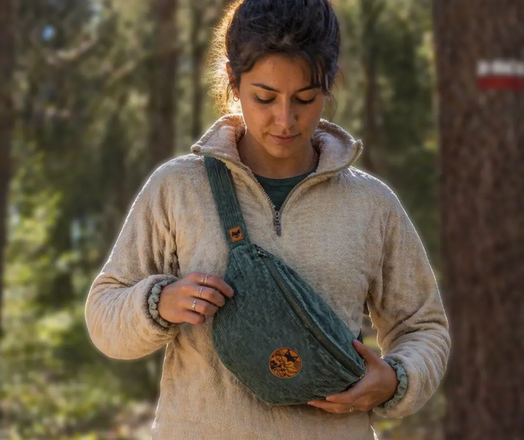 femme portant la banane en velours lors d'une rando en foret