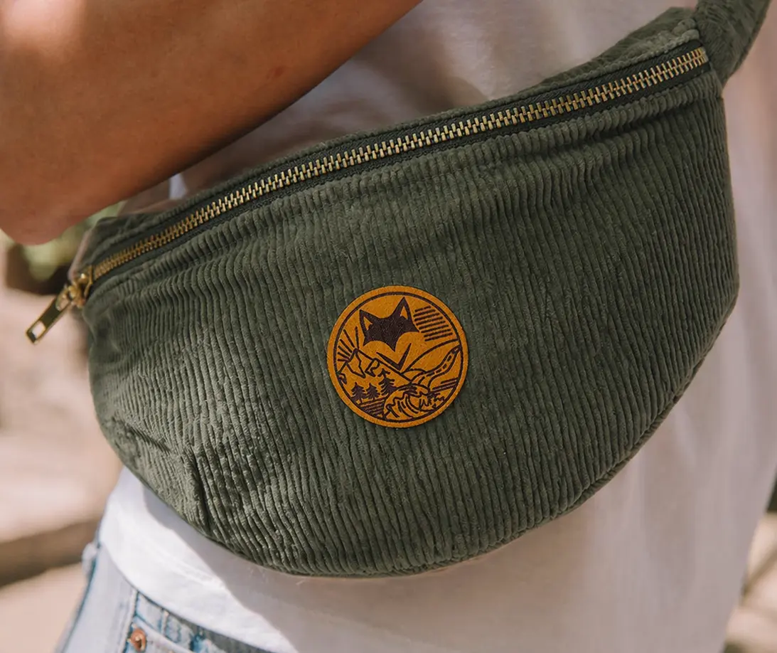 zoom sur la banane en velours cotelé avec un patch van life en suedine