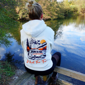 Sweat à capuche écoresponsable vanlife au bord d'un lac de haute montagne