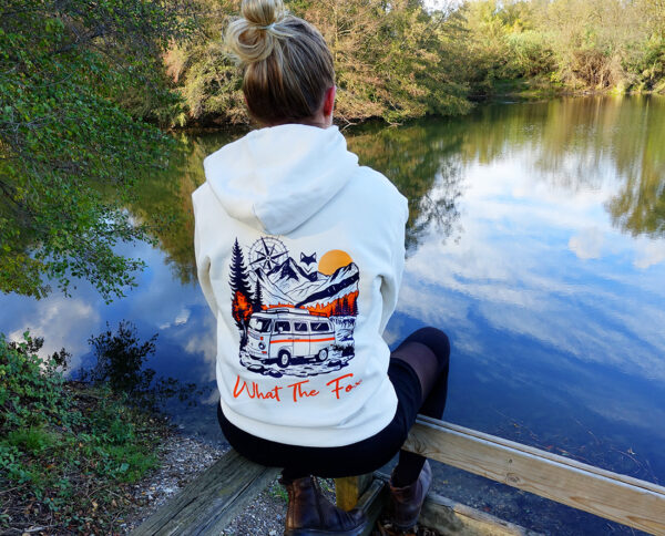 Sweat à capuche écoresponsable vanlife au bord d'un lac de haute montagne