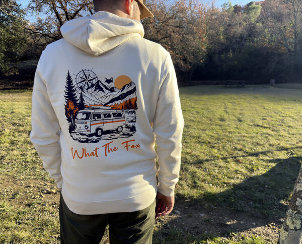 Homme de dos portant un sweat couleur vanille naturelle vanlife lors d’une balade en nature.