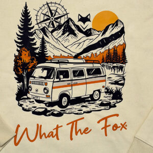 Illustration vanlife avec van, forêt et montagne imprimée sur sweat écoresponsable.