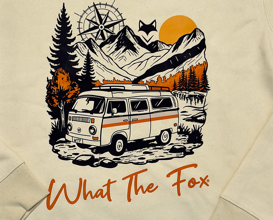 Illustration vanlife avec van, forêt et montagne imprimée sur sweat écoresponsable.