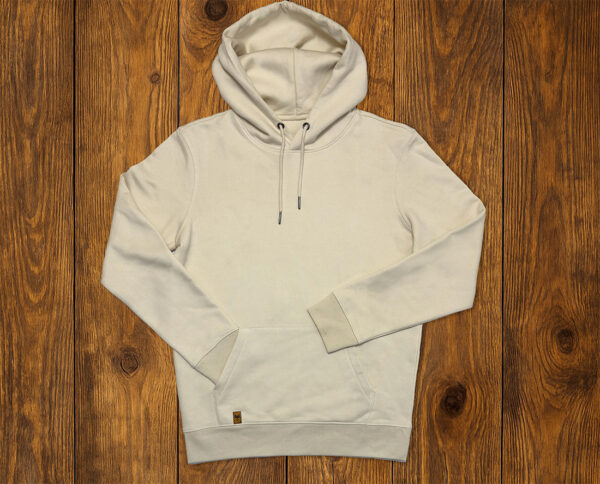 Sweat à capuche écru écoresponsable présenté à plat sur fond bois.
