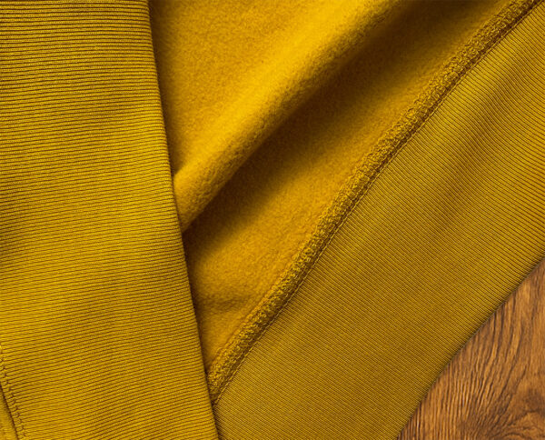 Gros plan sur sweat molletonné, matière durable et confortable