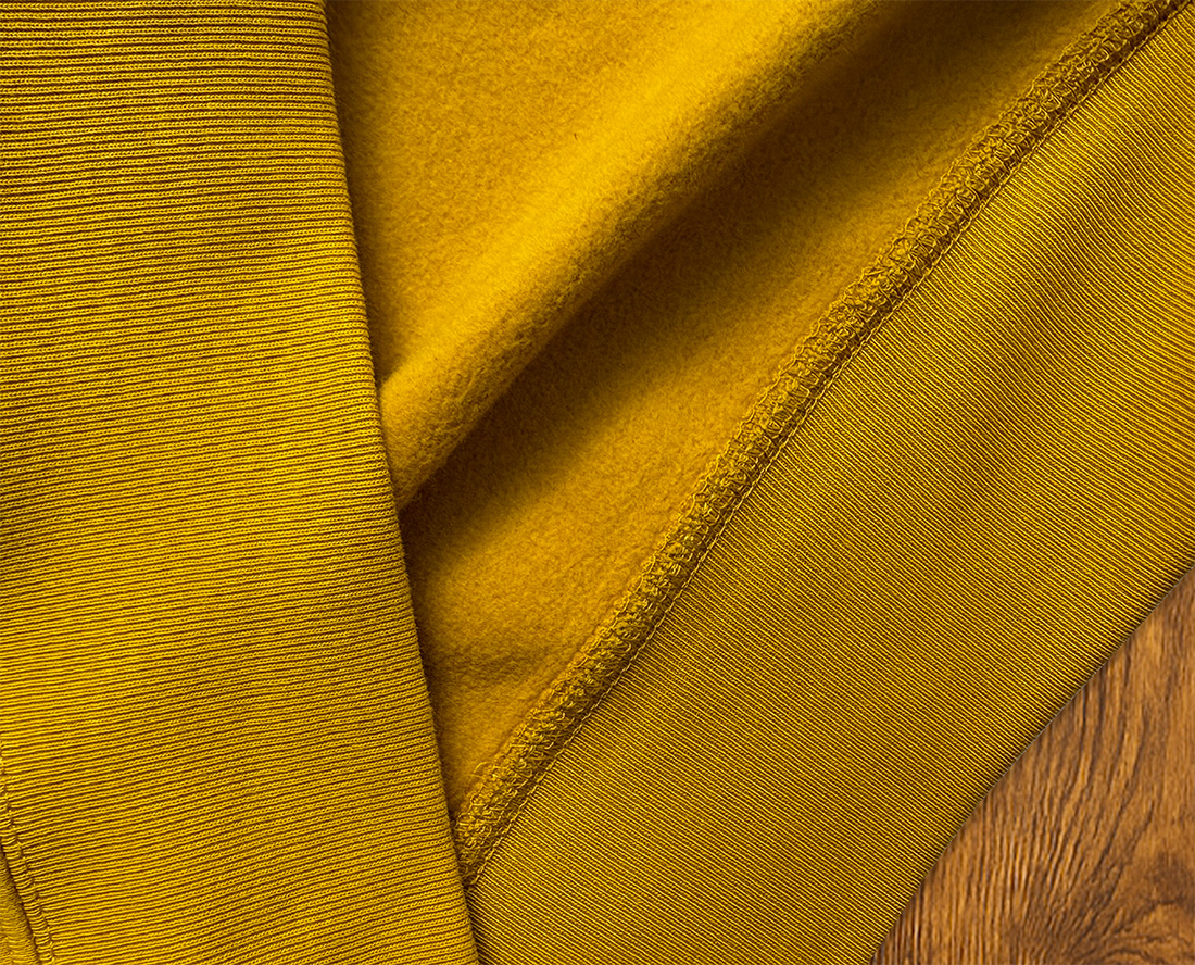 Gros plan sur sweat molletonné, matière durable et confortable