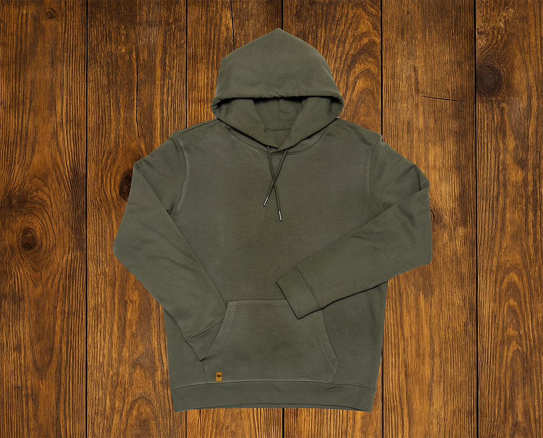 sweat à capuche pris en studio vue de face