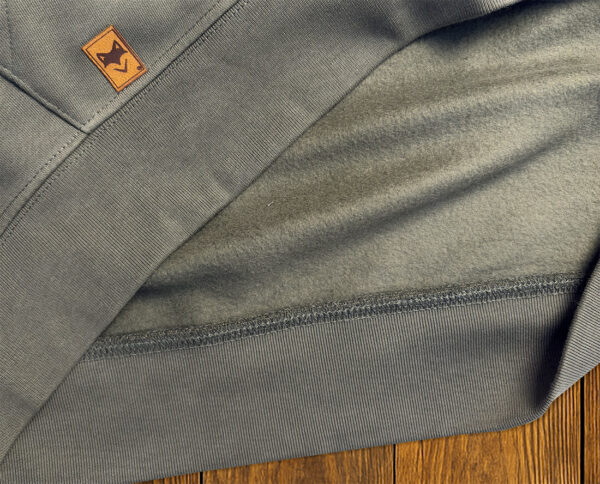 Gros plan sur sweat kaki recyclé, textile doux et responsable