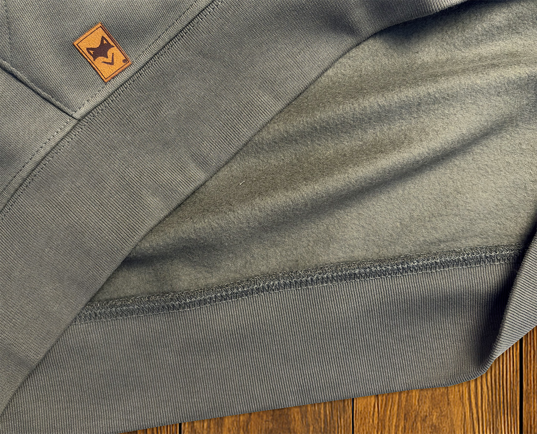 Gros plan sur sweat kaki recyclé, textile doux et responsable