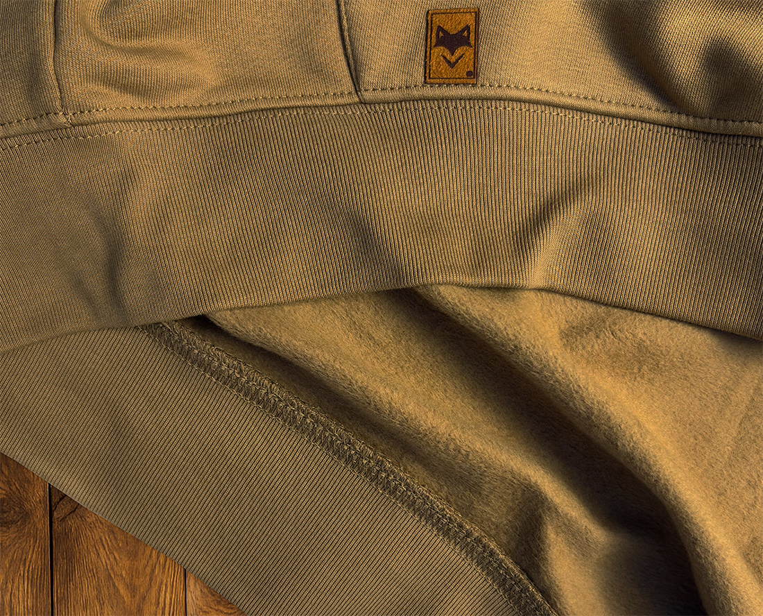 Gros plan sur intérieur molletonné doux d’un sweat vanlife