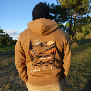 Sweat vanlife durable porté lors d’un arrêt road trip