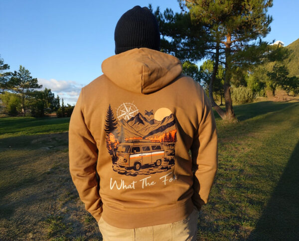 Sweat vanlife durable porté lors d’un arrêt road trip