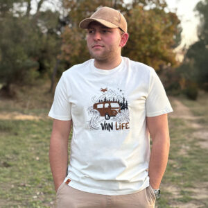 Homme portant un t-shirt vanlife blanc près d’un lac, lifestyle outdoor