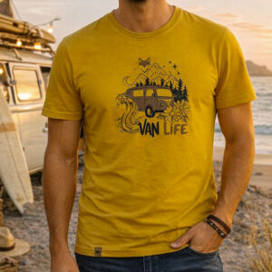 Homme en t-shirt jaune vanlife en bord de mer, esprit lifestyle outdoor