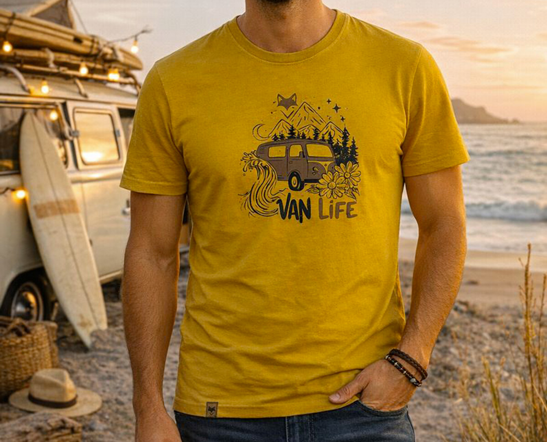 Homme en t-shirt jaune vanlife en bord de mer, esprit lifestyle outdoor