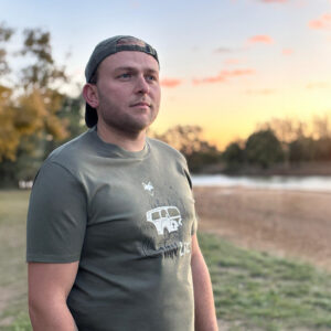 Homme en t-shirt vert vanlife en pleine nature, mode responsable