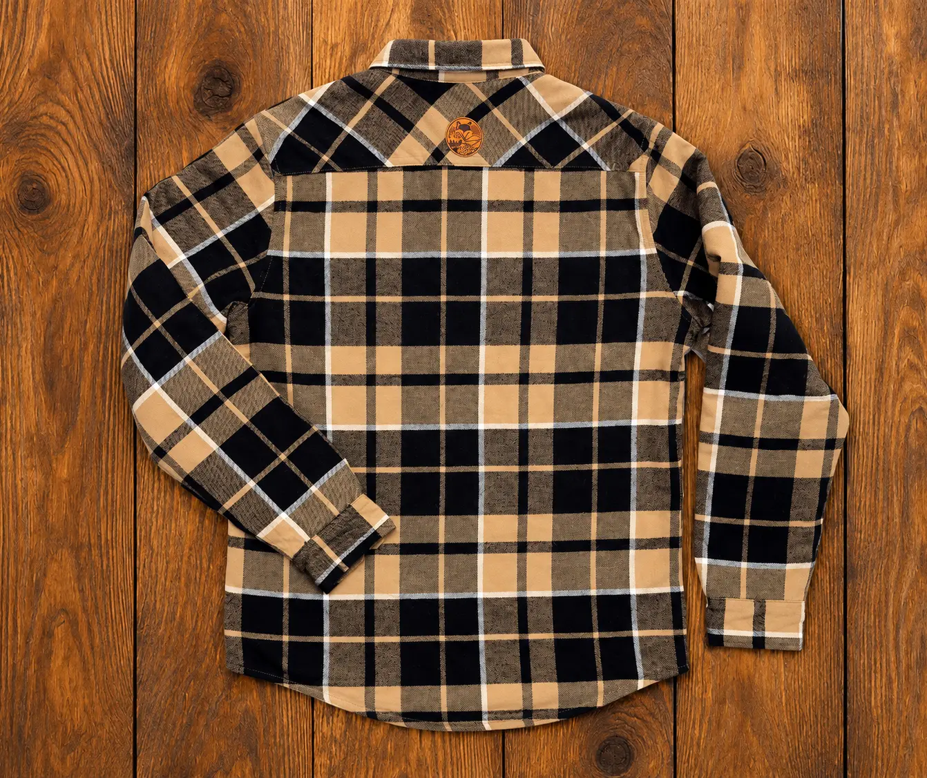 Chemise sherpa homme à carreaux bucheron beige et noire vue de dos
