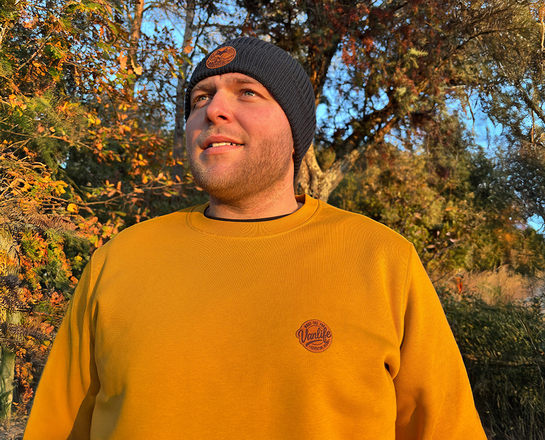 Sweat écoresponsable en fibres recyclées porté lors d’un road trip