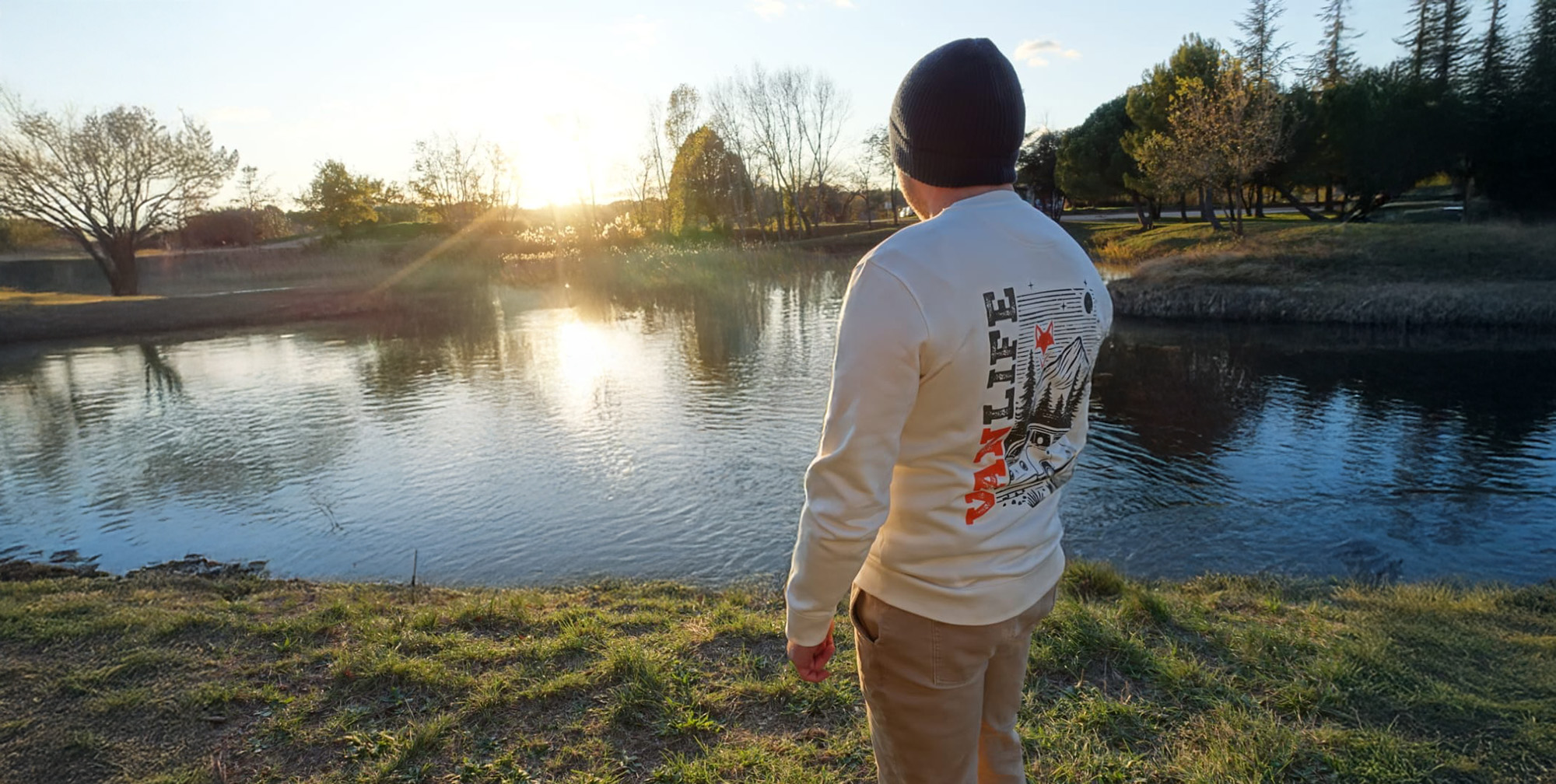 Sweat van life porté en extérieur vu de dos