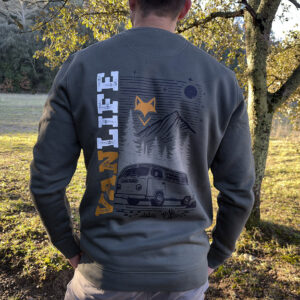 Homme de dos portant un sweat verdure nomade avec graphisme montagne et van.