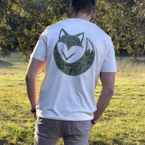 Homme de dos portant un t-shirt blanc avec illustration renard stylisée.