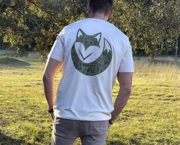 Homme de dos portant un t-shirt blanc avec illustration renard stylisée.