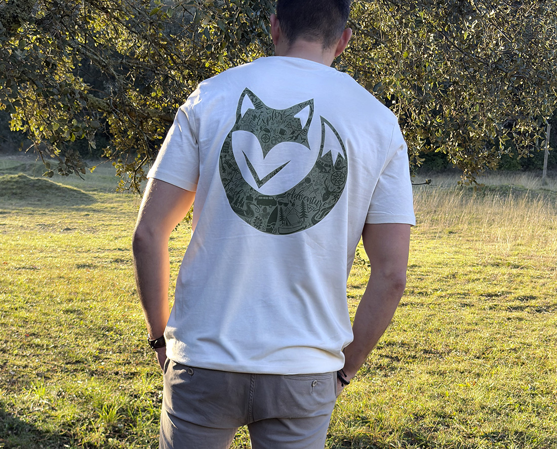Homme de dos portant un t-shirt blanc avec illustration renard stylisée.