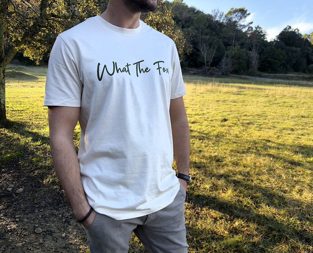 T-shirt vanlife en coton biologique porté en extérieur devant un van aménagé