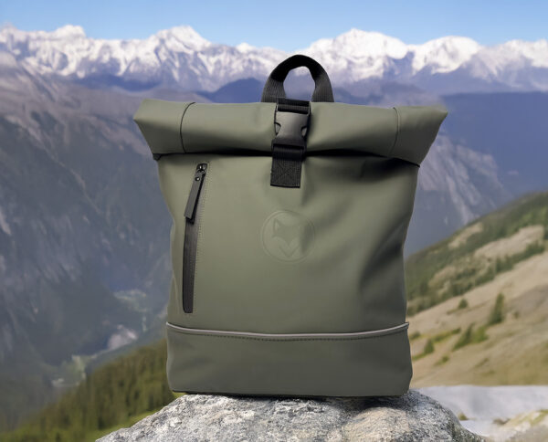 Sac à dos en PU prise en pleine montagne lors d'un road trip