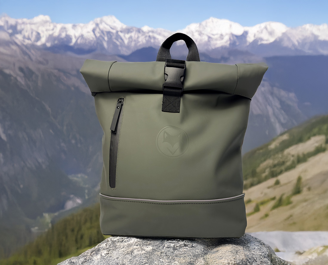 Sac à dos en PU prise en pleine montagne lors d'un road trip