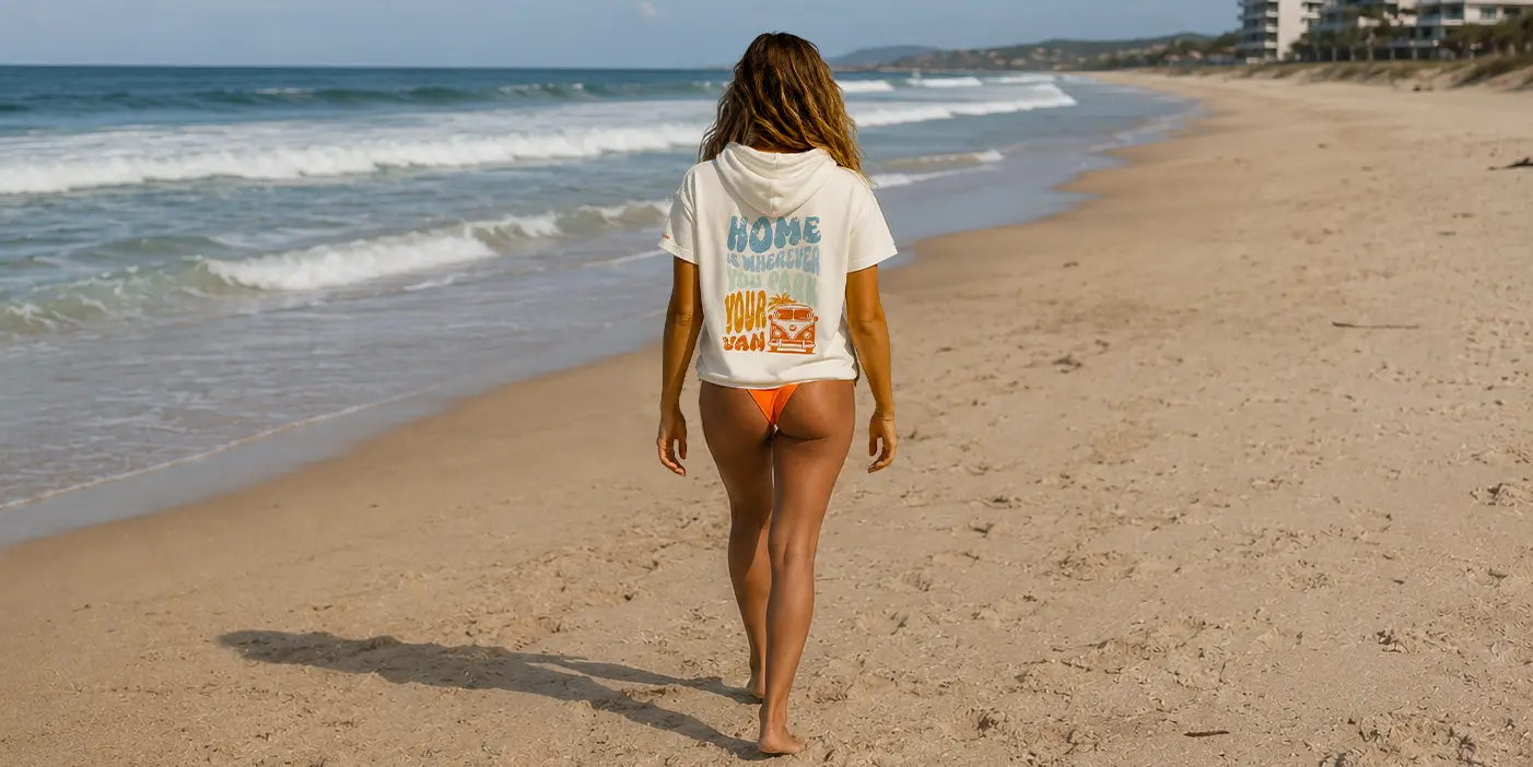 sweat manche courte à capuche van life road trip porté par une femme en bord de mer