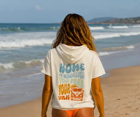 sweat manche courte porté par une femme de dos ambiance van life summer