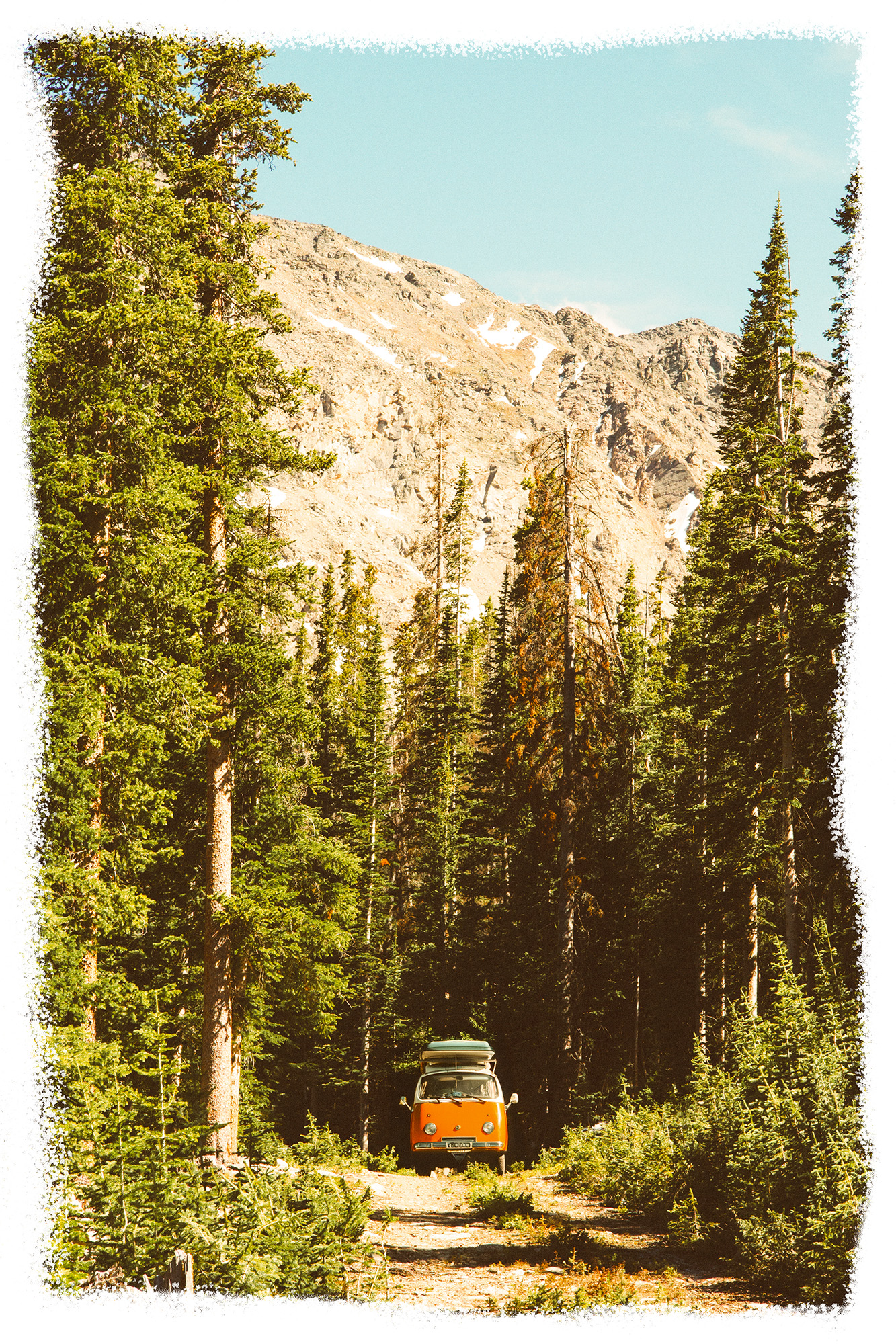 photo de van aménagé en pleine nature