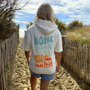 Dos d’un sweat manches courtes blanc vanlife porté sur un sentier en bord de mer, lifestyle outdoor