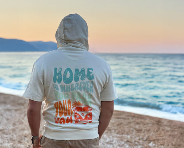 Dos d’un sweat manche courte illustré face à la mer, esprit liberté