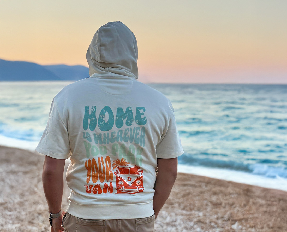 Dos d’un sweat manche courte illustré face à la mer, esprit liberté