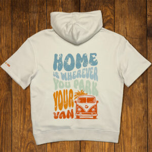 Dos d’un t-shirt blanc imprimé “Home is wherever you park your van”, esprit vanlife