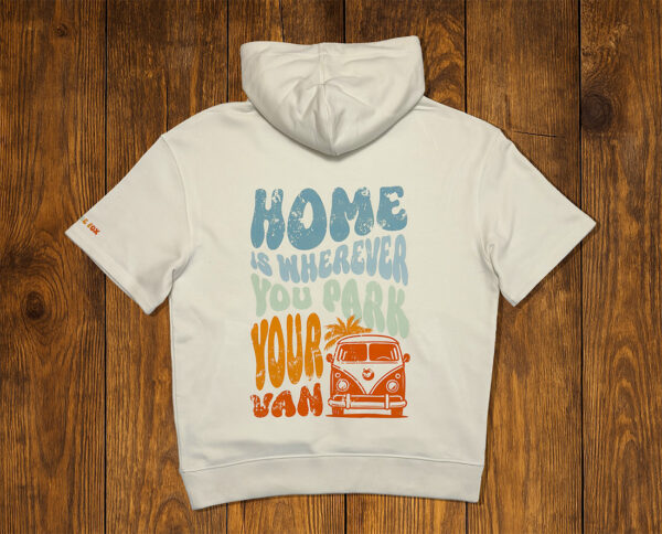 Dos d’un t-shirt blanc imprimé “Home is wherever you park your van”, esprit vanlife