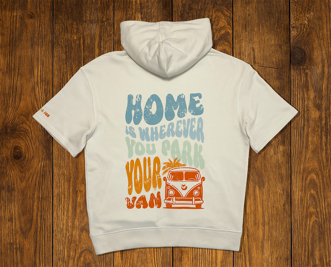 Dos d’un t-shirt blanc imprimé “Home is wherever you park your van”, esprit vanlife
