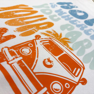 Illustration vanlife avec van et paysages imprimée sur t-shirt, esprit aventure
