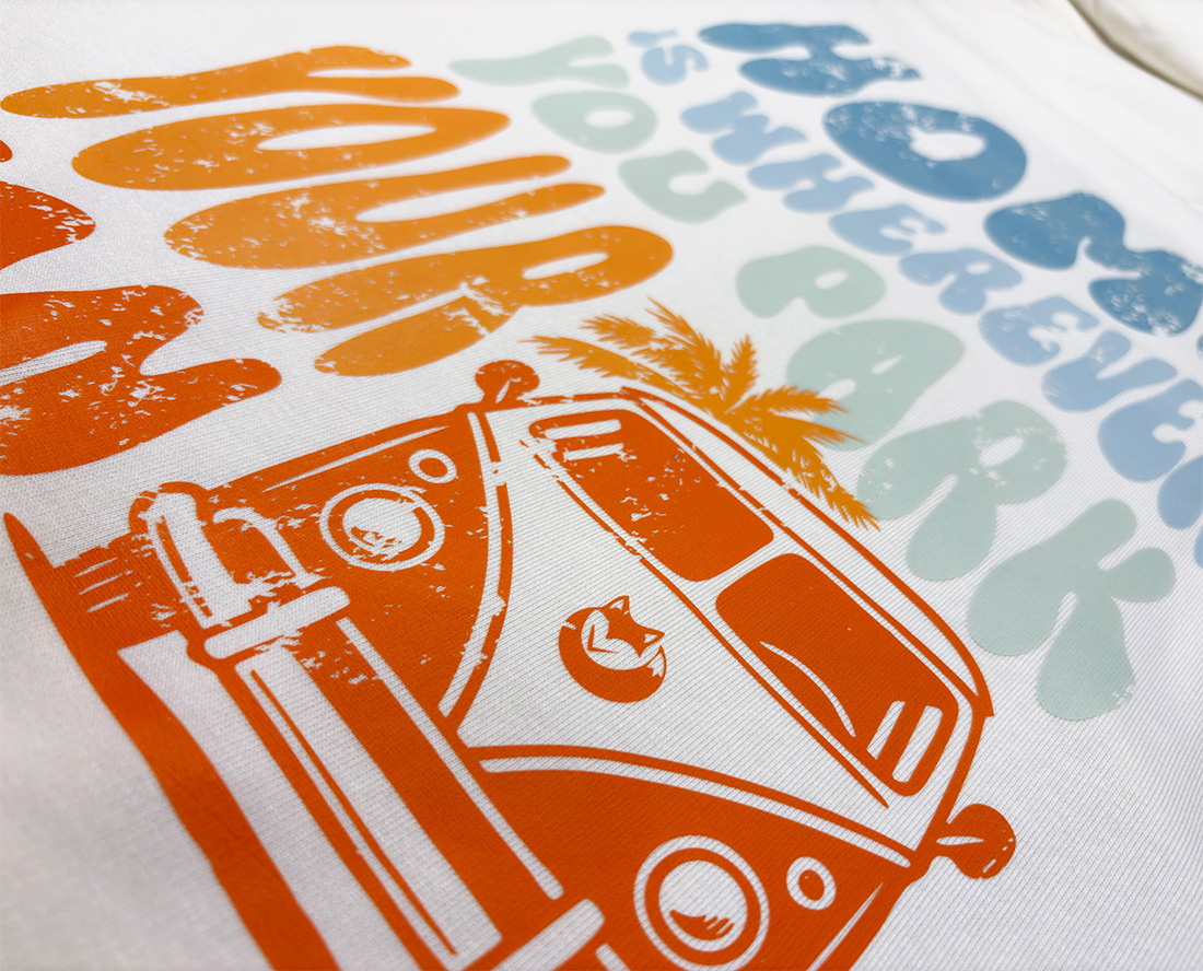 Illustration vanlife avec van et paysages imprimée sur t-shirt, esprit aventure