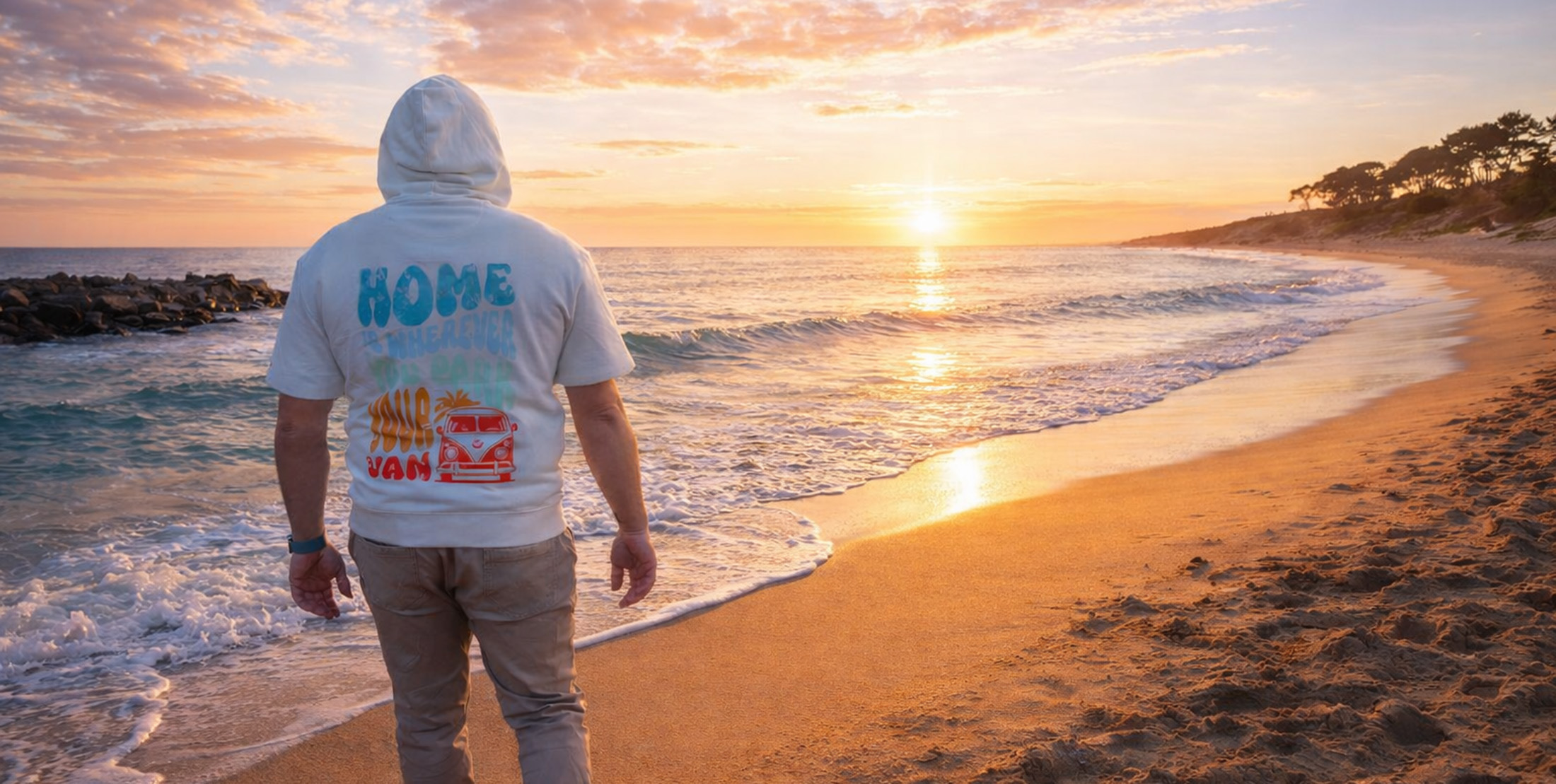 sweat sans manche porté sur une plage à Hossegor lors d'un roadtrip en vanlife au couché de soleil