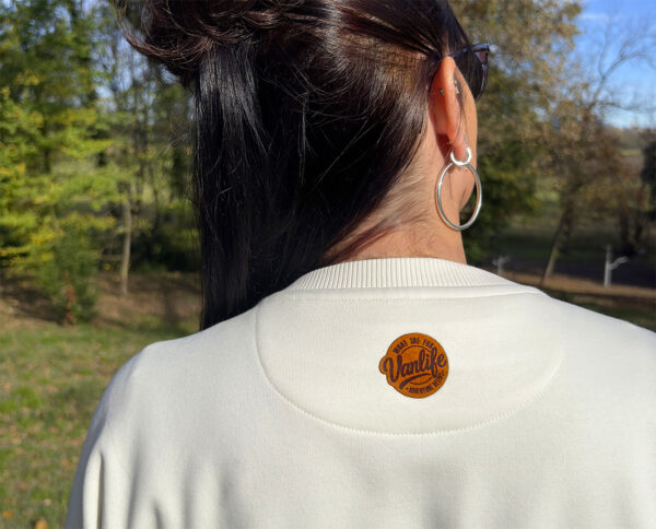 Détail du dos d’un sweat avec écusson logo en suédine, vêtement écoresponsable