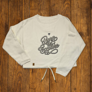 Sweat écru à manches longues avec illustration vanlife, posé à plat sur fond bois