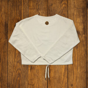 Sweat court pour femme présenté à plat sur fond bois, vêtement lifestyle écoresponsable