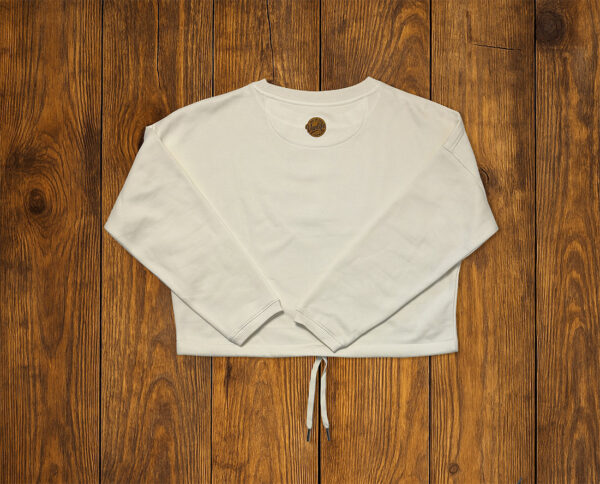 Sweat court pour femme présenté à plat sur fond bois, vêtement lifestyle écoresponsable