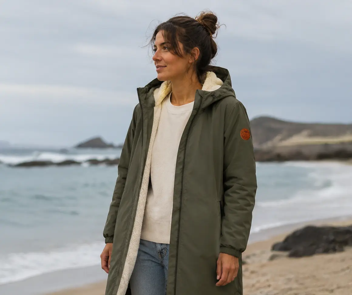 veste parka kaki tendance sherpa porté par une femme en bord de mer