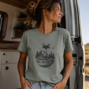 femme portant un t-shirt van life devant son van ouvert entrain de regarder le paysage - vêtements femme vanlife